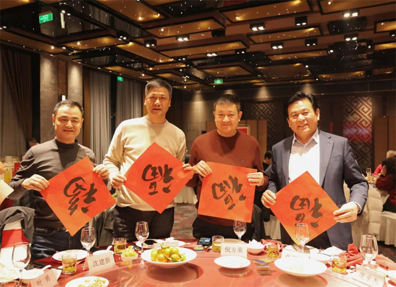 2025共赴新程 | 辣椒视频地板董事长肖方军荣获“中国地板行业优秀企业家”称誉！